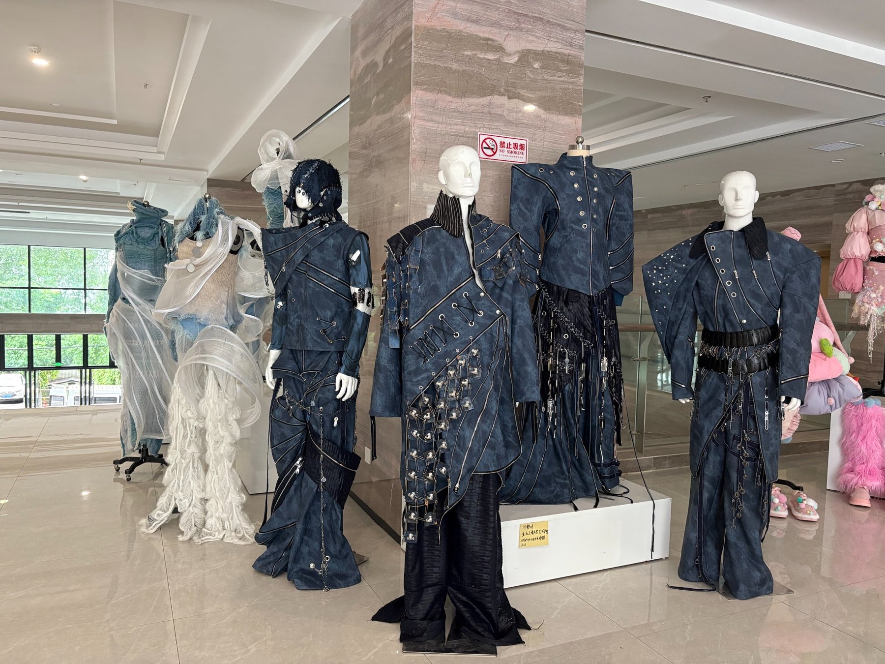 重庆工商大学服装系优秀毕业生作品亮相渝水·山南”南岸高校毕业生优秀作品联展